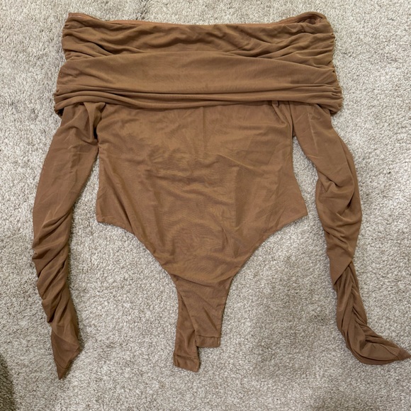 JAYTHEN BODYSUIT - LONG SLEEVE OFF SHOULDER RUCHED BODYSUIT IN MOCHA - Picture 2 of 4